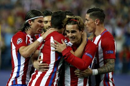 El delantero francés del Atlético de Madrid Antoine Griezmann (c) celebra con sus compañeros, su gol ante el Leicester.