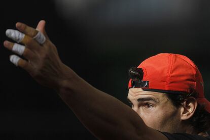 Durante la sesión, Nadal ha tenido algunos problemas con la luz que se filtraba en el Estadio de La Cartuja.