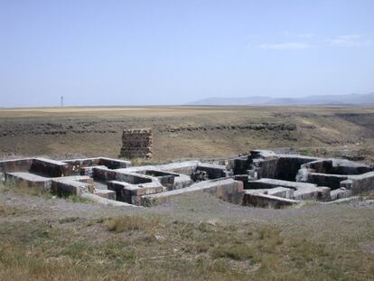 Sitio arqueológico de Ani en Turquía. Situados al noreste del país, en una solitaria meseta erguida sobre el valle que delimita la actual frontera natural con Armenia, los vestigios de la ciudad medieval de Ani comprenden un gran conjunto de viviendas y edificaciones religiosas y castrenses dotadas de una estructura urbanística típica de la Edad Media.