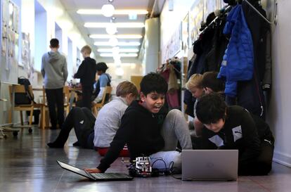 Sharvil Sarvankar (izquierda) y Kshitij Dixit, ambos de 10 años, programan un robot en el pasillo de su escuela. De mayores quieren ser "programador" y "desarrollador de videojuegos e ingeniero informático", respectivamente.