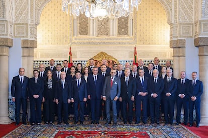 El rey Mohamed VI de Marruecos (centro) posa con los miembros del recin remodelado Gobierno marroqu, el mircoles en el palacio real de Rabat.