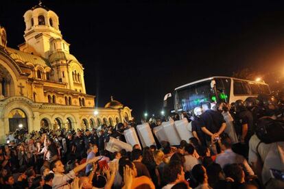 Los manifestantes tratan de evitar que un autob&uacute;s con diputados a bordo salga del Parlamento, en Sof&iacute;a.