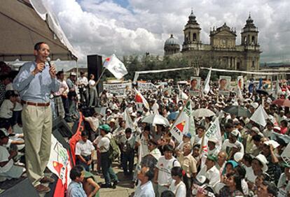 Álvaro Colom se dirige a sus seguidores en la plaza de la Constitución en Ciudad de Guatemala.
