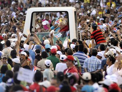 El papamóvil recorre una calle de Santiago de Cuba.