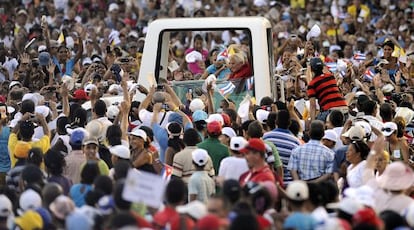 El papamóvil recorre una calle de Santiago de Cuba.