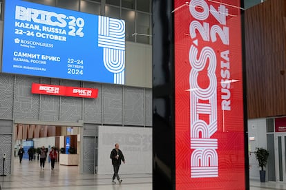 Un hombre camina en la Expo de Kazán el día antes de la Cumbre del BRICS+ en Kazán, este lunes.