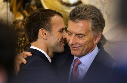 El presidente francés, Emmanuel Macron (a la izquierda), saluda a su homólogo argentino, Mauricio Macri, durante una rueda de prensa en la Casa Rosada de Buenos Aires.