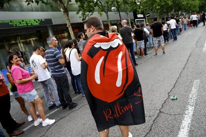 Aficionados de los Rolling Stones en los aledaños del estadio Santiago Bernabeu de Madrid.