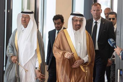 El ministro de Energía saudí, Jaled al Faleh (dcha), a su llegada a una reunión de la Organización de Países Exportadores de Petróleo (OPEP), en Viena (Austria) este lunes. 