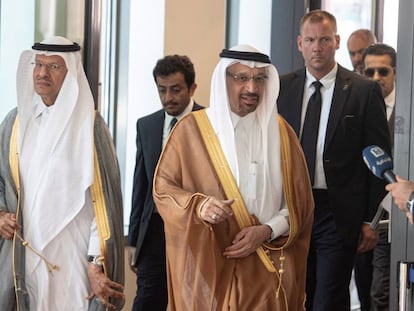 El ministro de Energía saudí, Jaled al Faleh (dcha), a su llegada a una reunión de la Organización de Países Exportadores de Petróleo (OPEP), en Viena (Austria) este lunes. 