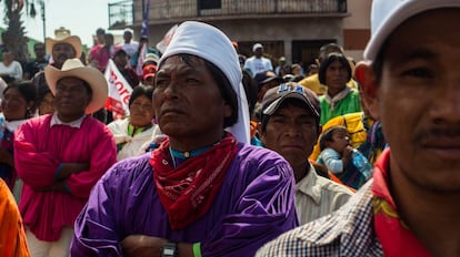Habitantes indígenas de Chihuahua en un acto de campaña de López Obrador, en abril. 