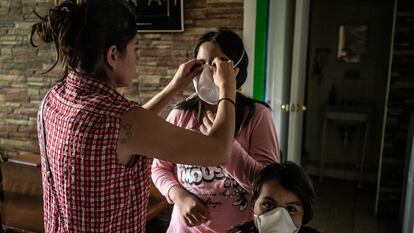 Una familia se prepara para salir a la calle en Tlatelolco, en Ciudad de México.