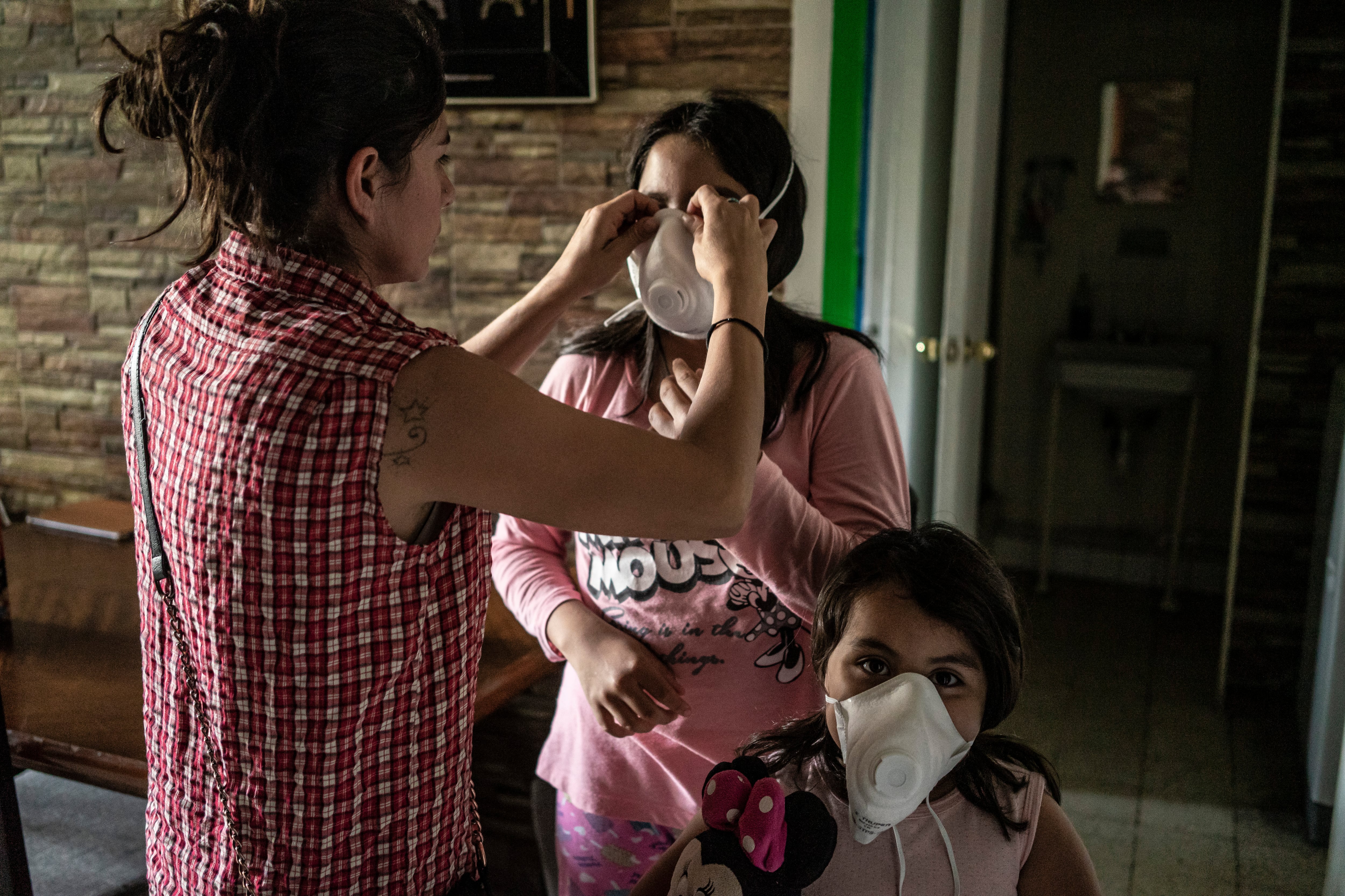 Una madre prepara a sus hijas para salir a la calle en Tlatelolco (Ciudad de México), el 29 de marzo de 2020.