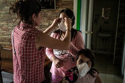 Una familia se prepara para salir a la calle en Tlatelolco, en Ciudad de México.