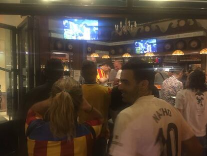 Aficionados en un bar de Valencia siguiendo el partido.