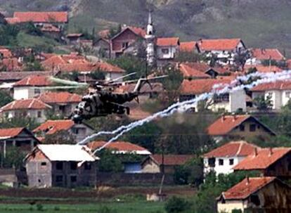 Un helicóptero macedonio bombardea la población de Vakcince, 40 kilómetros al noreste de Skopje, capital de Macedonia.