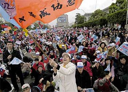 Continúan las protestas frente a la residencia en Taipei del recién elegido Chen Shui-bian.