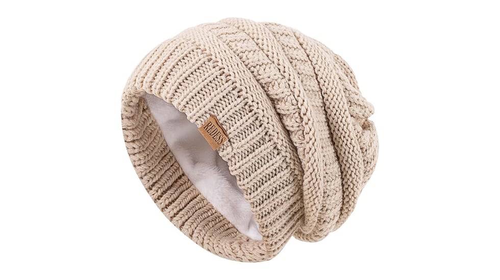 Gorro en color beige con forro interior.