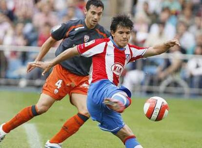 Agüero dispara a puerta ante Miguel Flaño.