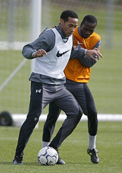 Lauren marca a Henry en un entrenamiento.