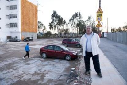 Pedro Conesa, junto al solar en el que se ubicaba su casa antes de ser demolida tras los seísmos de 2011.