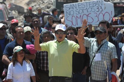 El minero rescatado Darío Segovia (con gorra blanca), junto a otros compañeros que protestaban por no poder acceder a la misa.