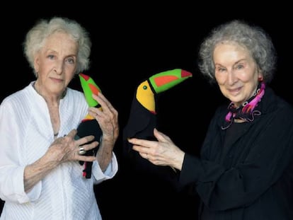 Ida Vitale (izquierda) y Margaret Atwood con un tucán de tela durante el Hay Festival en Cartagena.