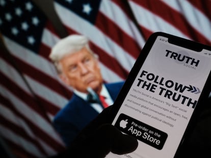 Imagen de la aplicación Truth Social, con una fotografía de Donald Trump al fondo, este miércoles.