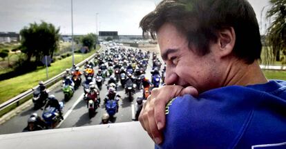 Dani Pedrosa, campen del mundo de motociclismo en la categora de 250cc, muestra su alegra montado en un autobs de dos pisos, seguido por una multitud de aficionados en moto, en Barcelona.