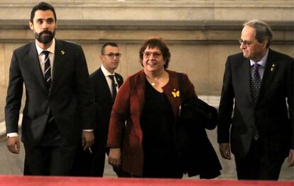 La 'exconsellera' Dolors Bassa, junto al presidente de la Generalitat, Quim Torra (derecha) y el presidente del Parlament, Roger Torrent (izquierda), a su llegada a la Cámara catalana.