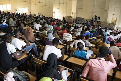 Un total de 3.772 alumnos del primer año de la Licenciatura de la Facultad de Letras se dieron cita para realizar el examen final de la asignatura de lengua castellana del curso 2020-2021. Alicia Raya Moreno, lectora de español de la Agencia Española de Cooperación y Desarrollo (Aecid) en Niamey, asegura que, en realidad, hay matriculados más de 4.000 alumnos, y lo recuerda bien porque tuvo que darles clase a todos ellos en el Palacio de Deportes de la ciudad. Las razones son variadas, según Raya Moreno: "Muchos quieren estudiar en España, sobre todo los médicos, para hacer prácticas en hospitales. Otros dicen que así pueden leer artículos en español y tener más acceso a la información… Y tampoco tienen una grandísima oferta de idiomas en la facultad: inglés, árabe y español". Además, el fútbol ha hecho "mucho daño", asegura, medio en serio, medio en broma.