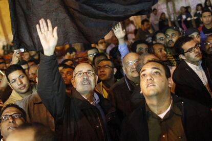 El Nobel de la Paz, Mohamed el Baradei, participa en la manifestación opositora a Morsi en la plaza de la Liberación.