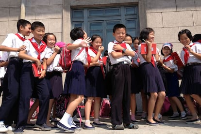 Um grupo de estudantes visita a praça Kim Il-sung e pratica seu inglês com uma estrangeira. As crianças norte-coreanas são menores que as sul-coreanas como consequência da brutal onda de fome do final dos anos noventa, que matou cerca de 600.000 pessoas, segundo as estimativas mais recentes, e a persistente escassez de comida.