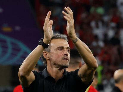 Luis Enrique se despide de la afición tras la eliminación de España en el Mundial de Qatar.