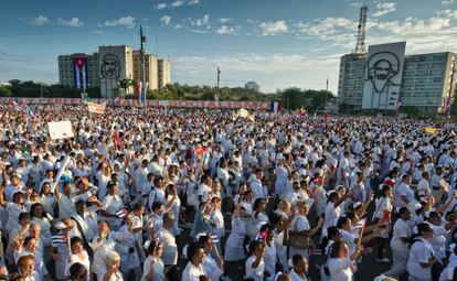 Manifestantes se concentran en la Plaza de la Revolución en La Habana, durante la celebración del Primero de Mayo, organizada por el Gobierno de Cuba.