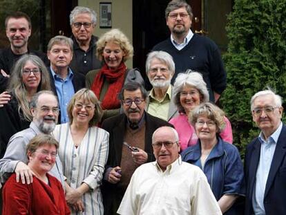 Detrás, Stolz, Frielinghaus y Gielkens. En el centro, Bianchi, Ohrgaard, Ute y Günter Grass, Mitchell, Brice y Grita Loebsack. Delante, Hilke Ohsoling (secretaria de Grass), Porcell, Oili y Slawomir Blant, su traductor polaco, en Danzig.