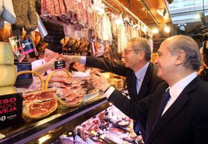 El candidato del PPC por Barcelona Jorge Fernández Díaz (d) y el candidato número 4 por la lista de Madrid, el alcalde Alberto Ruiz Gallardón (2d), durante su visita al mercado de la Boqueria, a seis días de las elecciones del 20N.