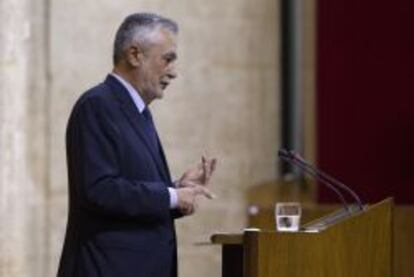 Sevilla, 03.04-13.-Jos&eacute; Antonio Gri&ntilde;&aacute;n comparece en el Parlamento para hablar de los ERE. Foto: Juli&aacute;n Rojas.