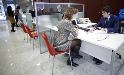 Un cliente pidiendo un crédito en un banco