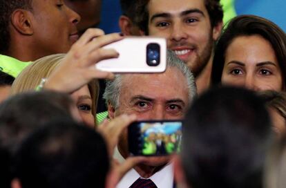 Temer entre atletas em evento na segunda-feira.