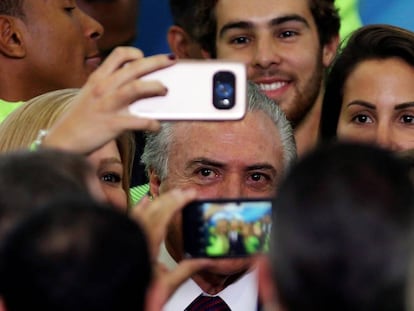 Temer entre atletas em evento na segunda-feira.