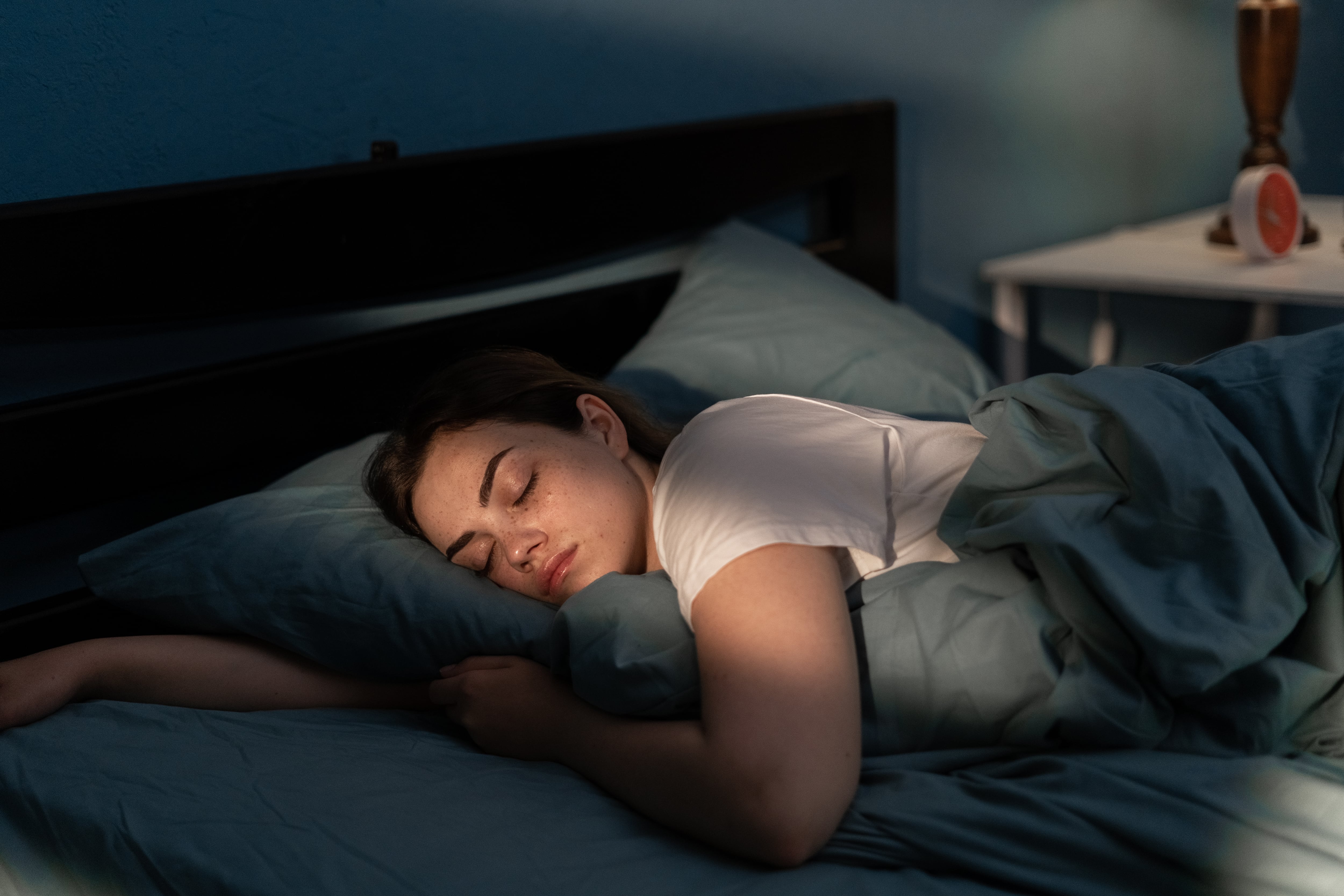 Luz roja, sprays para almohadas y ruido blanco: cómo acondicionar una habitación para dormir bien