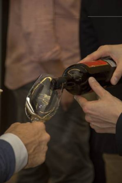 Un hombre participa en Sherry fest, la mayor cata de vino de jerez celebrada en Canadá en el Museo Gardiner de Toronto (Canadá). EFE/Archivo