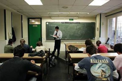 Alumnos del Centro de Estudios Financieros, en una clase esta semana en Madrid.