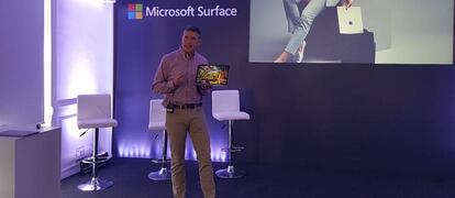 Fernando calvo, director de la división Windows & Devices de Microsoft Ibérica, muestra en Madrid el primer ordenador portátil de la compañía.