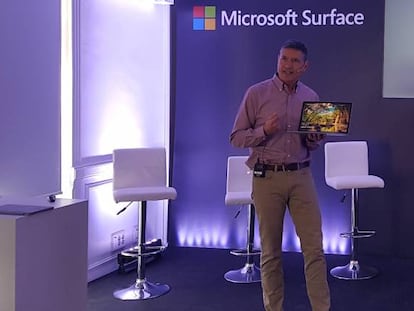 Fernando calvo, director de la división Windows & Devices de Microsoft Ibérica, muestra en Madrid el primer ordenador portátil de la compañía.