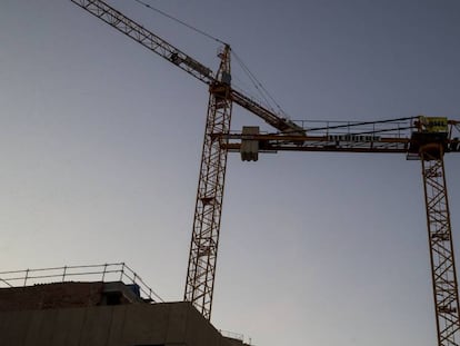 Dues grues en una obres al centre de Barcelona, dimecres.