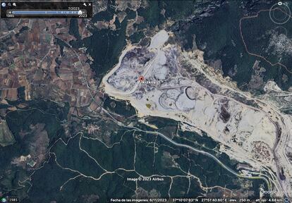 Expansión de una de las minas de lignito que abastecen a las centrales térmicas de la provincia de Mugla (sudoeste de Turquíaa). Estas imágenes de satélite -centradas en torno al pueblo de Ikizköy y entre el periodo 2010-2023- muestran cómo la expansión se ha hecho a expensas de bosques y zonas de cultivo.