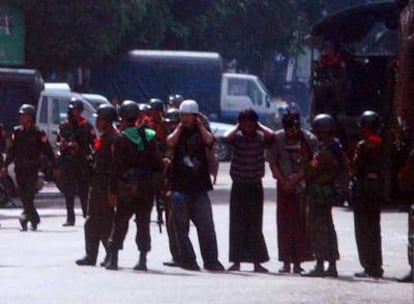 Soldados birmanos bloquean las calles de Yangon, para impedir las manifestaciones.