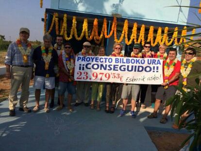 El grupo de cooperantes bilbaínos muestra la confirmación del proyecto de agua en India.
